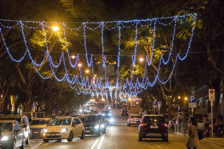 strada illuminata