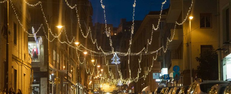 strada illuminata